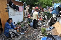 Dans le campement des Roms du boulevard Guigou  Plombires les conditions de vie et d'hygine sont catastrophiques.